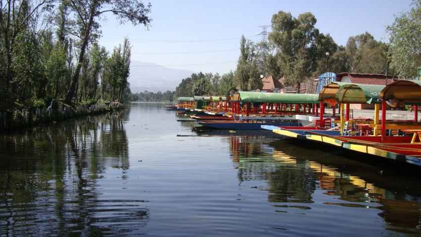 Trajinera navegando por los canales de Xochimilco
